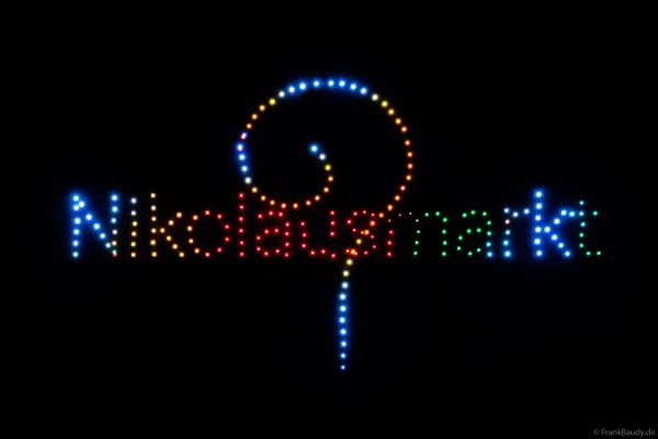 Logomotiv aus Drohnen über dem 50. Nikolausmarkt in Homburg