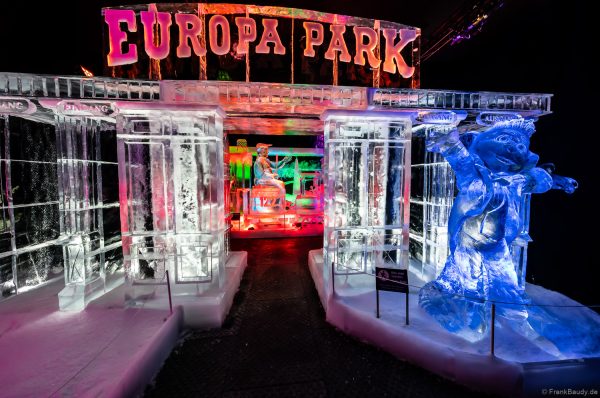Eingang zum Eisskulpturen-Dome neben dem Winter-Zirkus