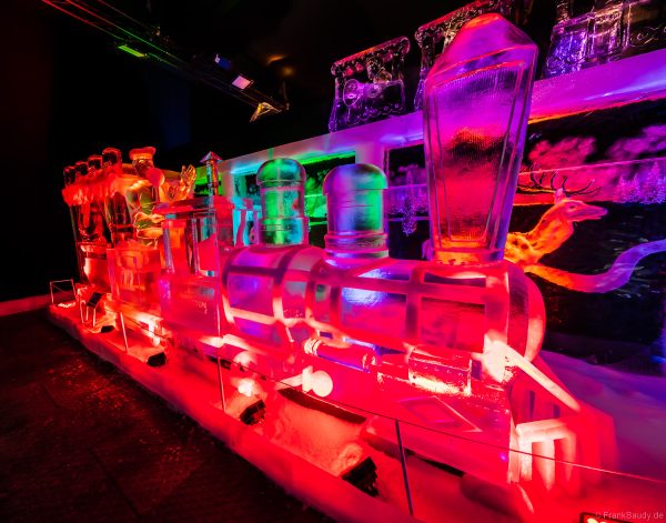 Eisenbahn im Eisskulpturen-Dome Europa-Park während des Winterzaubers 2025/2026