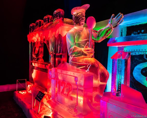 Eisenbahn im Eisskulpturen-Dome Europa-Park während des Winterzaubers 2025/2026