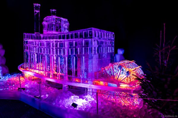 Donau Dampfer im Eisskulpturen-Dome