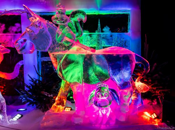 Bunte und farbenprächtige Tierwelt aus Eis im Eisskulpturen-Dome Europa-Park