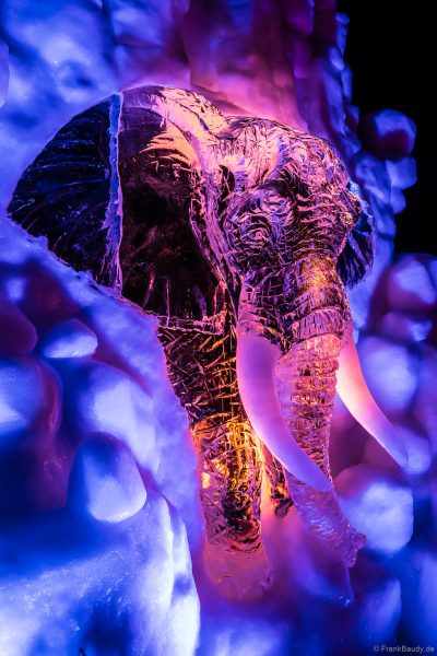 Kunstvoll geschnitzter Elefant aus Eis im Europa-Park