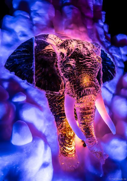 Kunstvoll geschnitzter Elefant aus Eis im Europa-Park