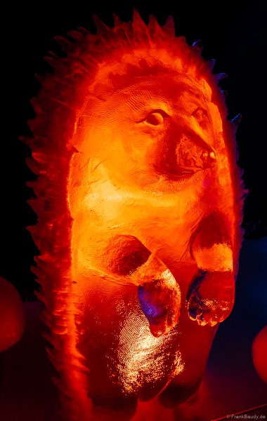 Leuchtender Igel aus Eis