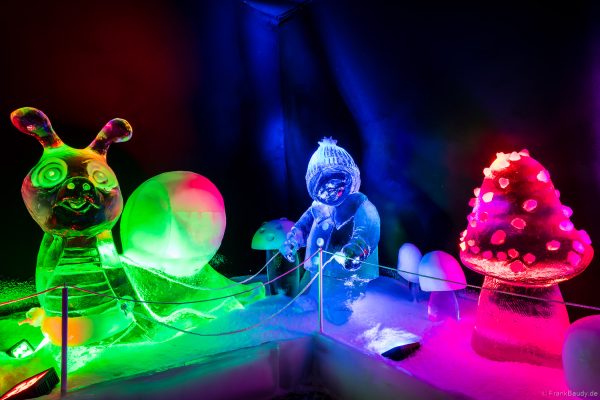 Bunt beleuchtete Eisskulpturen, die in Form von Pilzen, Tieren und Kindern