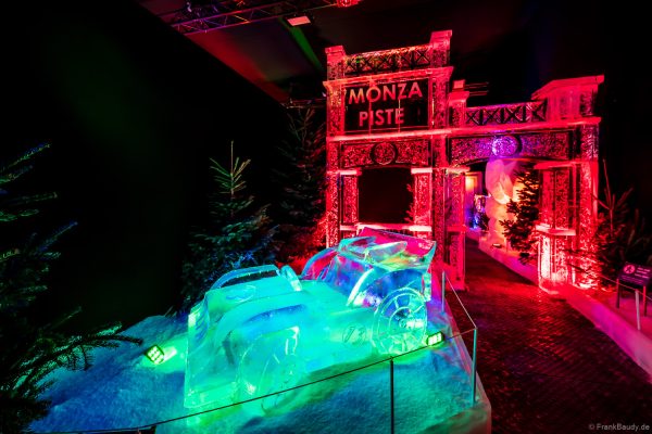 Rennszene der Monza-Piste aus Eis mit einem blauen Rennauto