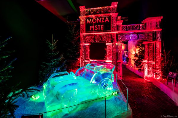 Rennszene der Monza-Piste aus Eis mit einem blauen Rennauto