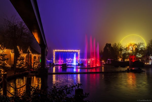 Wasserfontänen und Lichteffekte beim Winterzauber im Themenbereich Österreich des Europa-Park