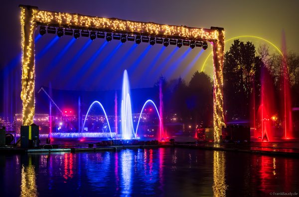 Wasserfontänen und Lichteffekte beim Winterzauber im Themenbereich Österreich des Europa-Park