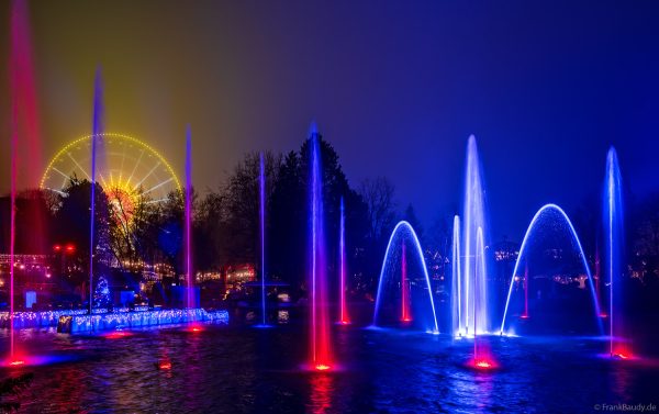 Wasserfontänen und Lichteffekte beim Winterzauber im Themenbereich Österreich des Europa-Park
