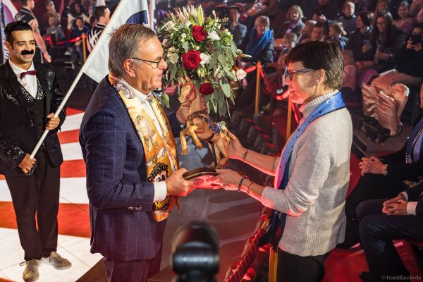 I.D Prinzessin Stéphanie von Monaco bekommt vom Europa-Park Inhaber Roland Mack einen Blumenstrauß und ein Holzpferd überreicht