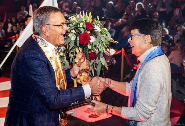 I.D Prinzessin Stéphanie von Monaco bekommt vom Europa-Park Inhaber Roland Mack einen Blumenstrauß und ein Holzpferd überreicht