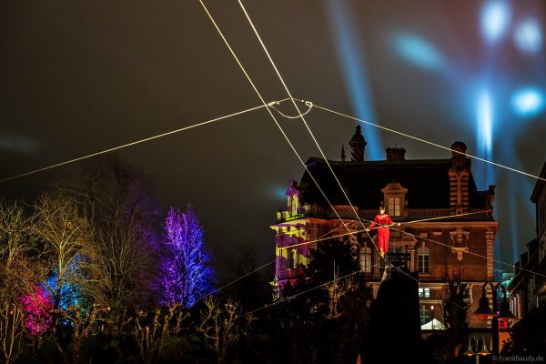 Hochseilartistik in den Gärten der Orangerie von Moët & Chandon in Épernay