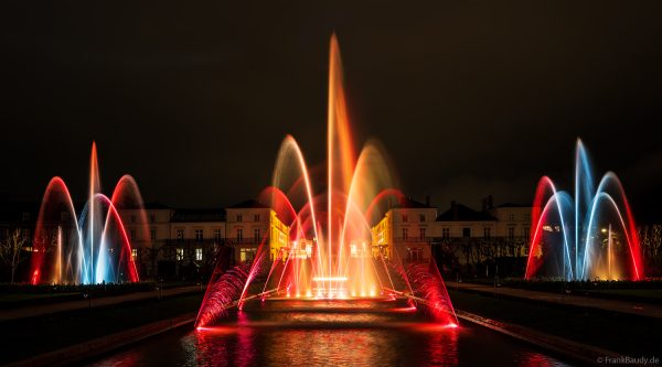 Farbefrohe Wassershow bei Moët & Chandon während Habits de Lumière 2025