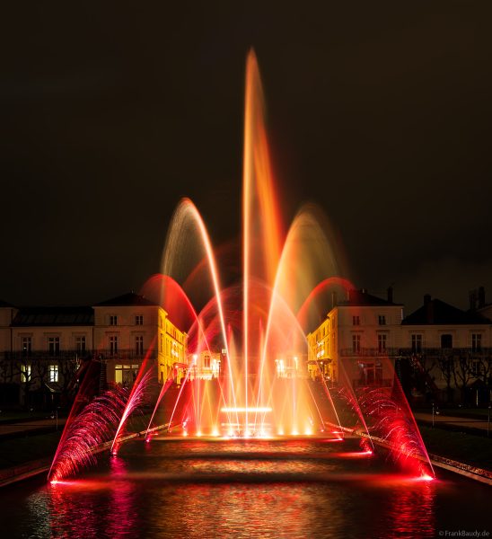 Farbefrohe Wassershow bei Moët & Chandon während Habits de Lumière 2025