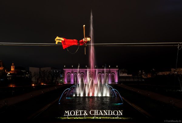 Wassershow mit Hochseilartistik bei Moët & Chandon in Épernay