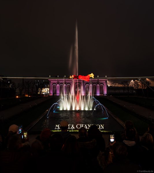 Wassershow mit Hochseilartistik bei Moët & Chandon in Épernay