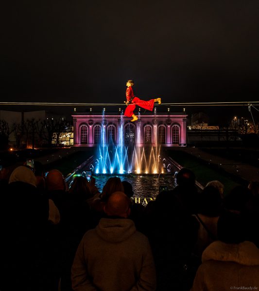 Hochseilartistik und Wassershow Symphonie Des Eaux bei Habits de Lumière 2025