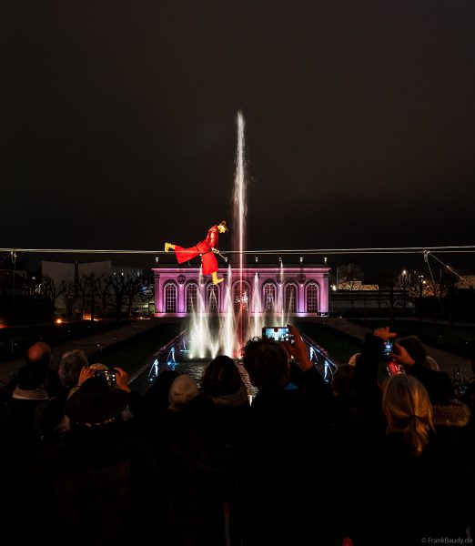 Hochseilartistik und Wassershow Symphonie Des Eaux bei Habits de Lumière 2025