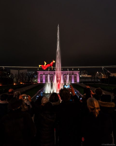 Hochseilartistik und Wassershow Symphonie Des Eaux bei Habits de Lumière 2025