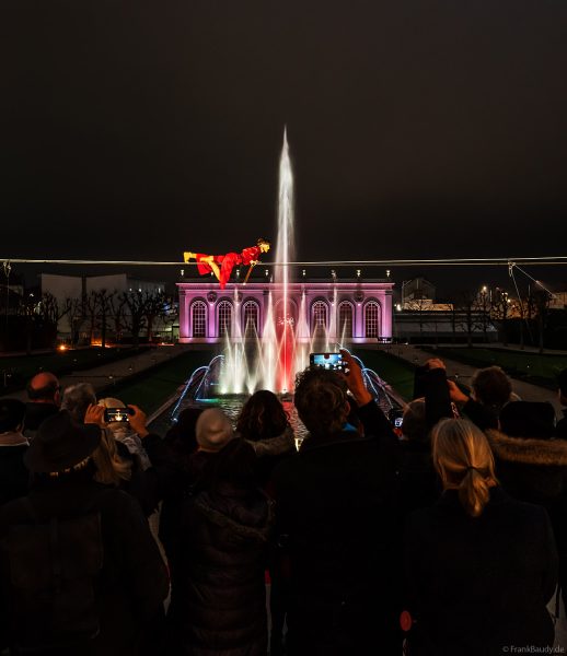 Hochseilartistik und Wassershow Symphonie Des Eaux bei Habits de Lumière 2025