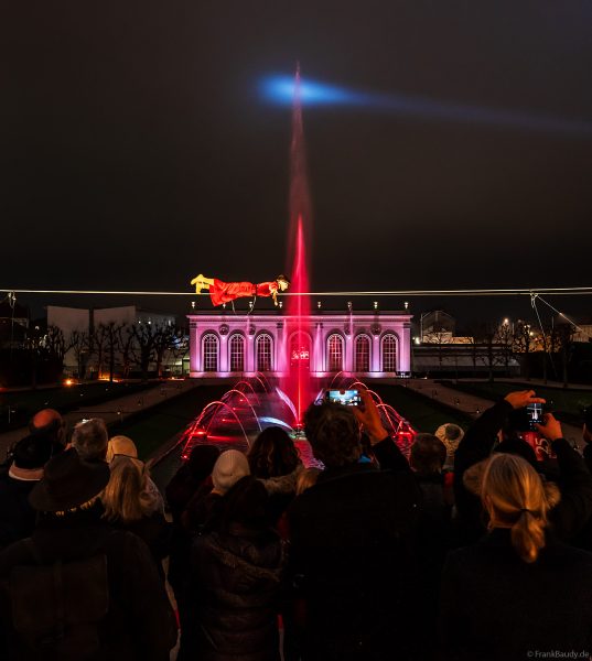 Hochseilartistik und Wassershow Symphonie Des Eaux bei Habits de Lumière 2025