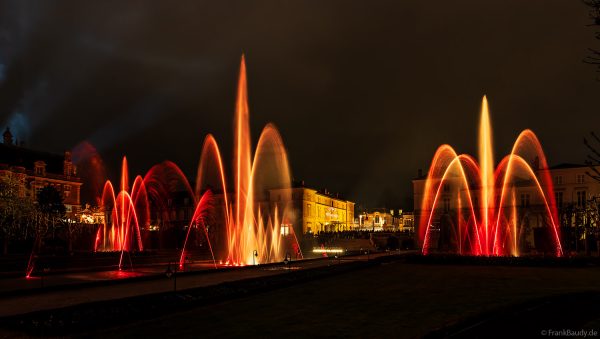 Wasser- und Lichtspektakel in den Gärten der Orangerie von Moët & Chandon während Habits de Lumière 2025
