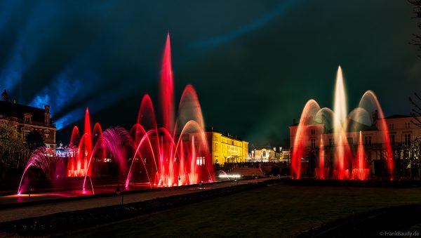Wasser- und Lichtspektakel in den Gärten der Orangerie von Moët & Chandon während Habits de Lumière 2025