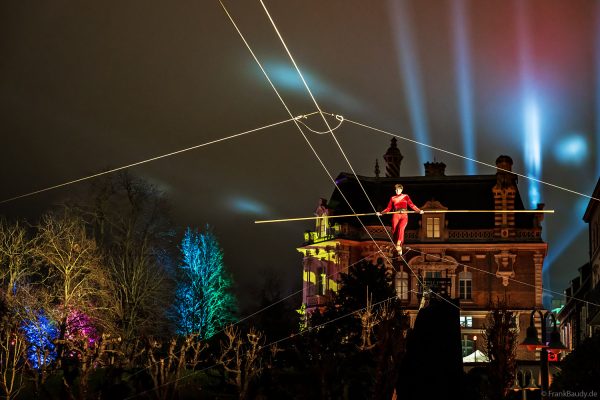Hochseilartistik in den Gärten der Orangerie von Moët & Chandon in Épernay