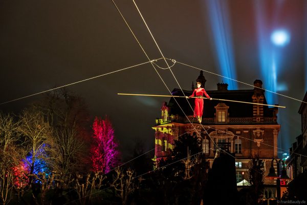 Hochseilartistik in den Gärten der Orangerie von Moët & Chandon in Épernay