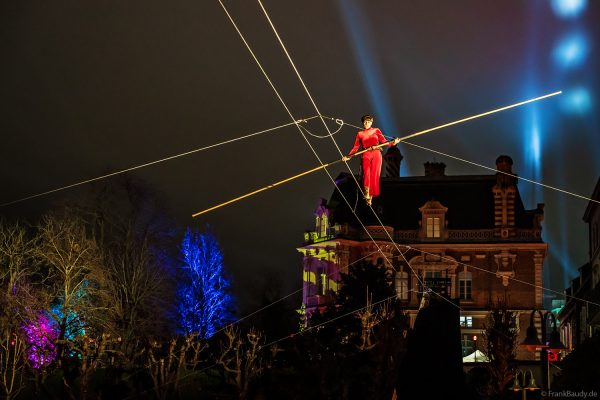 Hochseilartistik in den Gärten der Orangerie von Moët & Chandon in Épernay