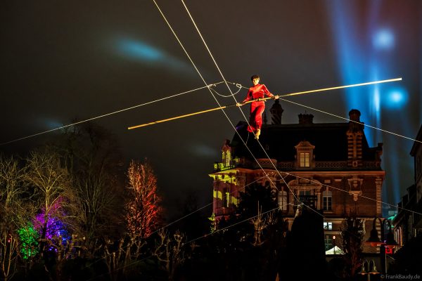 Hochseilartistik in den Gärten der Orangerie von Moët & Chandon in Épernay