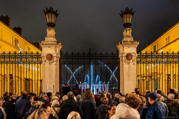 Wartende Besucher für die Wassershow Symphonie Des Eaux bei Moët & Chandon in Épernay