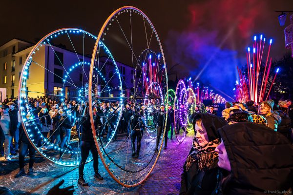 COLOR WHEELS - Leuchtende LED-Farbräder bei der Nachtparade von Habits de Lumière in Épernay