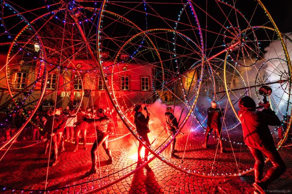 COLOR WHEELS - Leuchtende LED-Farbräder bei der Nachtparade von Habits de Lumière in Épernay