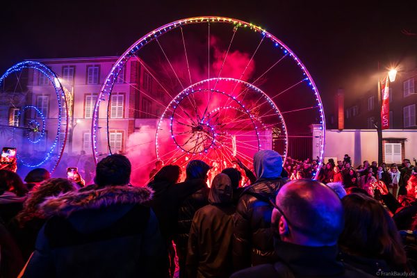 COLOR WHEELS - Leuchtende LED-Farbräder bei der Nachtparade von Habits de Lumière in Épernay