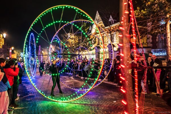 COLOR WHEELS - Leuchtende LED-Farbräder bei der Nachtparade von Habits de Lumière in Épernay