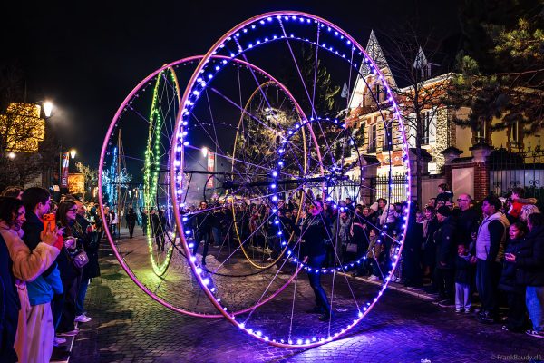 COLOR WHEELS - Leuchtende LED-Farbräder bei der Nachtparade von Habits de Lumière in Épernay