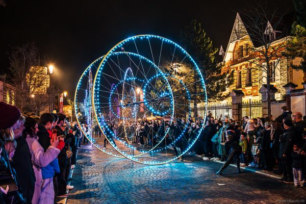 Leuchtende LED-Farbräder bei der Nachtparade von Habits de Lumière in Épernay