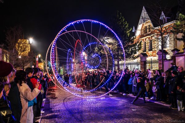 Leuchtende LED-Farbräder bei der Nachtparade von Habits de Lumière in Épernay
