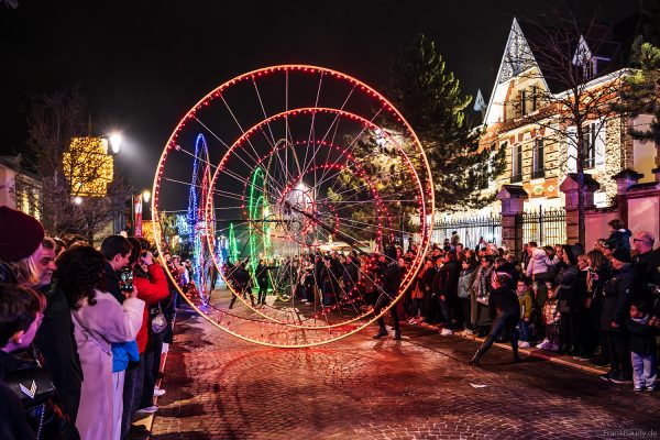 Leuchtende LED-Farbräder bei der Nachtparade von Habits de Lumière in Épernay