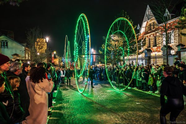 Leuchtende LED-Farbräder bei der Nachtparade von Habits de Lumière in Épernay