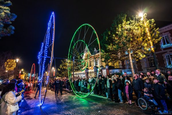Leuchtende LED-Farbräder bei der Nachtparade von Habits de Lumière in Épernay