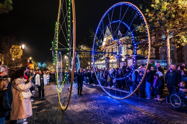 Leuchtende LED-Farbräder bei der Nachtparade von Habits de Lumière in Épernay