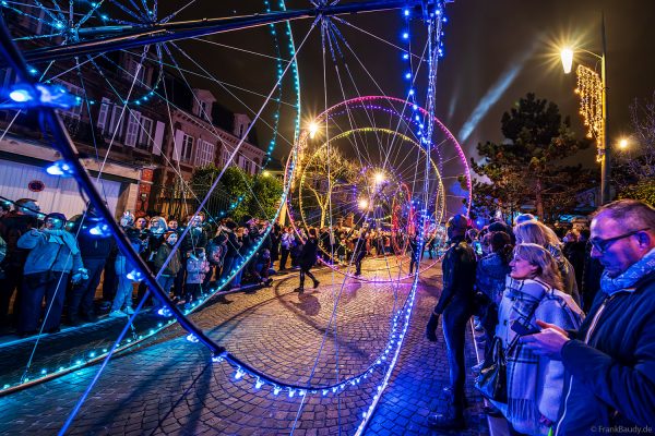 Leuchtende LED-Farbräder bei der Nachtparade von Habits de Lumière in Épernay