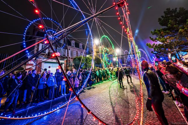 Leuchtende LED-Farbräder bei der Nachtparade von Habits de Lumière in Épernay