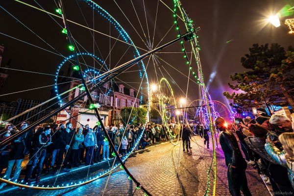 Leuchtende LED-Farbräder bei der Nachtparade von Habits de Lumière in Épernay