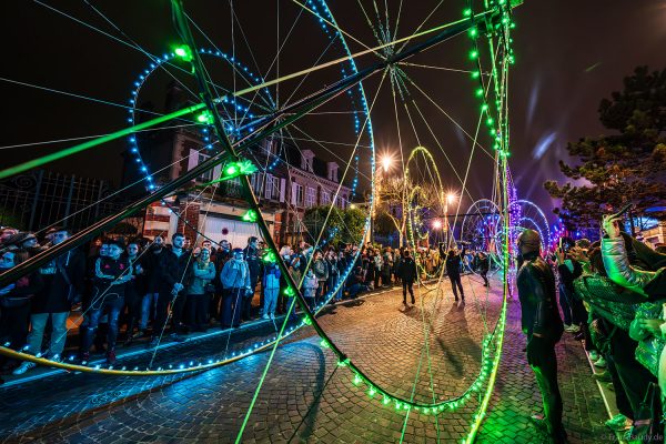 Leuchtende LED-Farbräder bei der Nachtparade von Habits de Lumière in Épernay