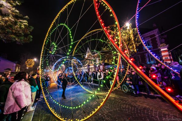 Gigantische Licht-Räder und Tänzer auf der Avenue de Champagne in Épernay